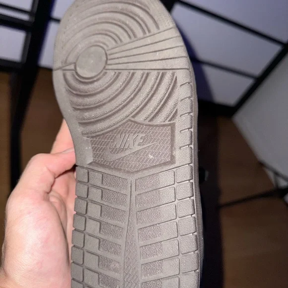 Travis Scott Jordan 1 low (brown velvet pre release)